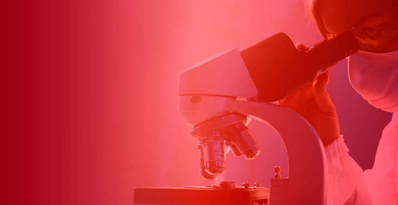 Sob fundo vermelho, rosto de mulher olha em um microscópio